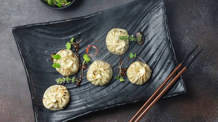 মোমো ভাজলে অস্বাস্থ্যকর ফ্যাট এবং ক্যালোরি জমা হয় তাতে। তাই রোগা হওয়ার ইচ্ছে থাকলে স্টিম মোমো খেতে হবে। কারণ এই পদ্ধতিতে অতিরিক্ত তেলের দরকার হয় না এবং সবজি অন্যান্য উপাদান পুষ্টিগুণও থাকে ভরপুর।