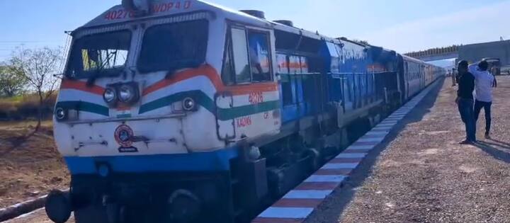 रेल्वे संघर्ष समितीचे अधिकारी आणि ज्येष्ठ नागरिकांनी प्लॅटफॉर्मवर उभे राहून ट्रेनचे स्वागत केले.