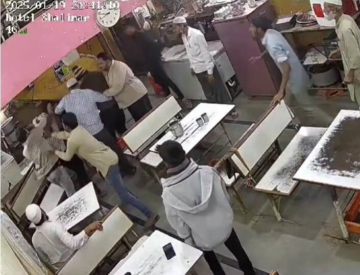 या प्रकाराची तक्रार मोहम्मद खलील राशिद यांनी केली होती. या गोष्टीचा राग मनात धरूनच आरोपींनी हा हल्ला केला असल्याचा संशय व्यक्त केला जात आहे.