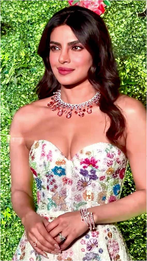 తమ్ముడి పెళ్లికి ముందు ఇచ్చిన కాక్ టైల్ పార్టీలో ప్రియాంక లుక్ స్టన్నింగ్ అంతే