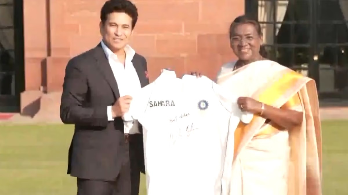 sachin tendulkar meets president draupadi murmu gifts jersey see video  Latest sports news | Watch: राष्ट्रपति द्रौपदी मुर्मू से मिले सचिन तेंदुलकर,  गिफ्ट की ऑटोग्राफ वाली जर्सी