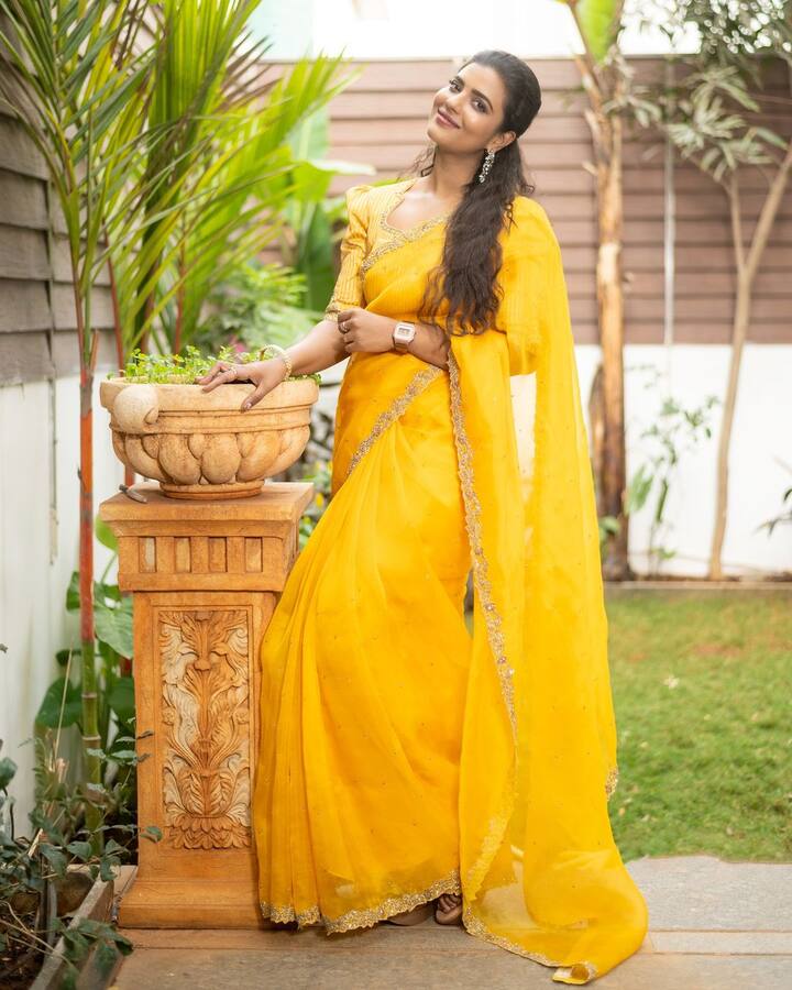 సోషల్ మీడియాలో యాక్టివ్ గా ఉండే ఐశ్వర్య రాజేష్..లేటెస్ట్ గా ఎల్లో శారీలో ఉండే ఫొటోస్ షేర్ చేసింది.. అదిరావ్ భాగ్యం అంటూ పోస్టులు పెడుతున్నారు నెటిజన్లు