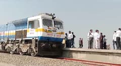 Beed Train: दशकांचं स्वप्न पूर्ण! बीडच्या रेल्वेस्थानकावर अखेर ट्रेनची शिट्टी वाजलीच, बीडच्या रहिवाशांमध्ये मोठा उत्साह