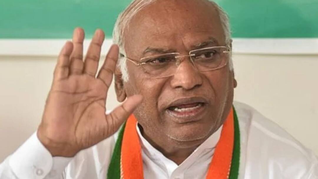 congress president mallikarjun kharge on PM Modi Speech in rajya sabha Kharge on PM Modi Speech: 'मोदी जी ने देश को धोखा देने की अपनी गलती मान ली', राज्यसभा में पीएम के भाषण पर बोले खरगे