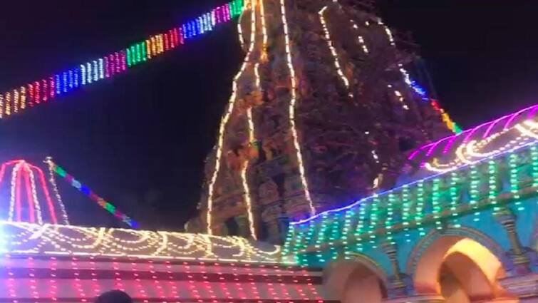 Punnainallur Mariamman Temple Kodamuzku works are going on in full swing tnn மும்முரமாக நடக்கும் புன்னைநல்லூர் மாரியம்மன் கோயில் குடமுழுக்கு பணிகள்