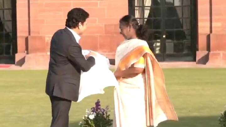 राष्ट्रपती द्रौपदी मुर्मू यांच्या सोशल मीडिया अकाऊंटवरुन यासंदर्भातील फोटो शेअर करण्यात आले असून व्हिडिओ देकील समोर आला आहे.