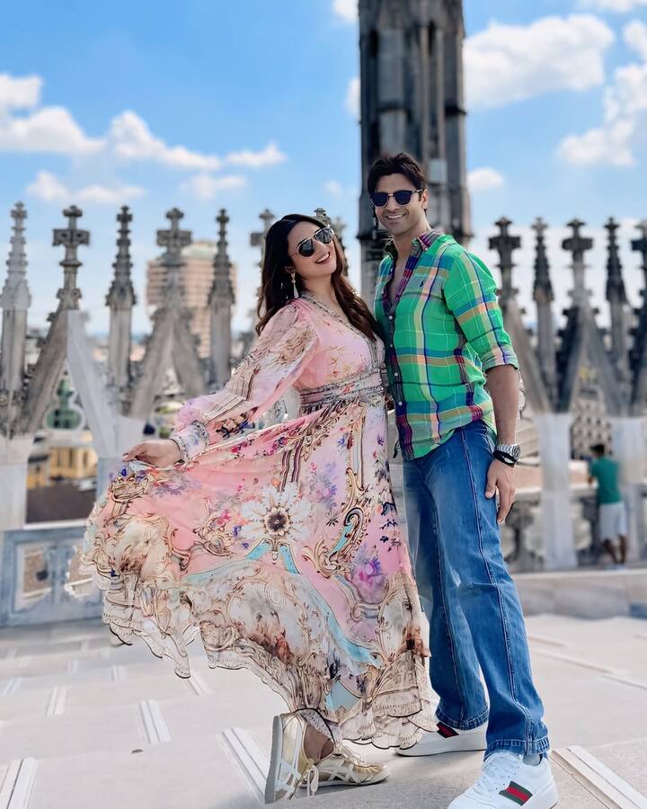 फिर 8 जुलाई 2016 में दिव्यांका त्रिपाठी और विवेक दहिया ने एक-दूजे संग धूमधाम से शादी रचा ली. आज दोनों अपनी हैप्पी मैरिड लाइफ जी रहे हैं. लेकिन कई बार ये देखा जाता है कि जब कपल साथ में स्पॉट किया जाता है तो पैपराजी या फैंस का ध्यान सिर्फ दिव्यांका पर ही होता है.