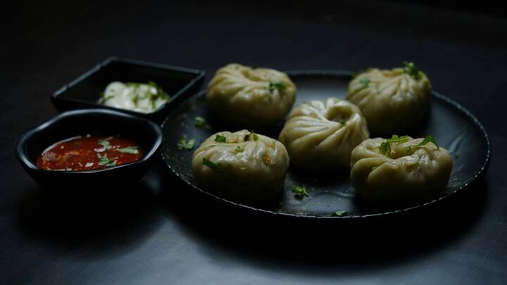 স্টিম হোক বা ফ্রায়েড, মোমোর গন্ধে মন ভাল হতে বাধ্য। তবে আশঙ্কা একটাই ওজন বাড়তে পারে এই খাবারে। তবে তার জন্যও রয়েছে সমাধান। উপকরণে সামান্য পরিবর্তন করেই মোমো খেতে পারেন। তা যেমন স্বাস্থ্যের জন্য উপকারী, একইসঙ্গে হবে স্বাদেরও পরিবর্তন।