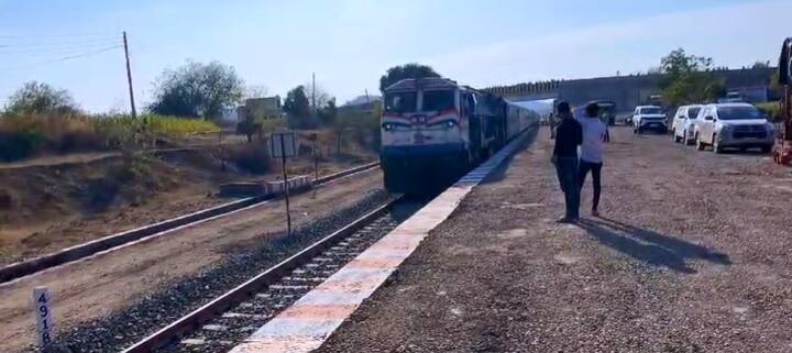 विघ्नवाडी रेल्वे स्थानकावरून ताशी 130 किलोमीटर वेगाने निघालेली ही ट्रेन दुपारी 1:45 वाजता स्टेशनवर आली. रहिवाशांचा उत्साह पाहण्यासारखा होता.