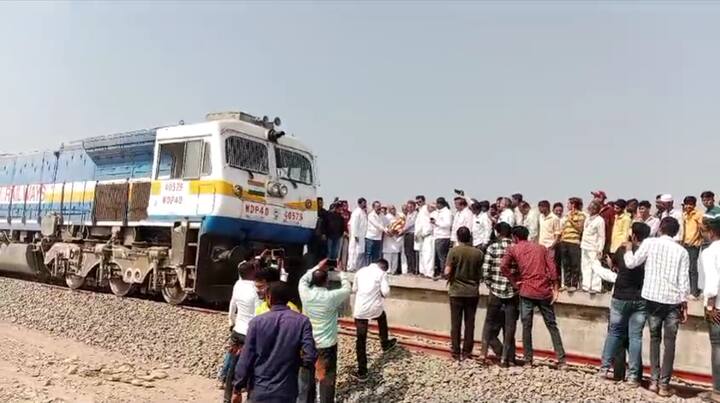 पहिल्यांदाच या लोहमार्गावर हाय स्पीड चाचणी घेण्यात आली. या लोहमार्गावर रेल्वे धावल्याने बीडकरांनी रेल्वे पाहण्यासाठी गर्दी केली होती.