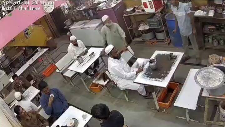 या हल्ल्यात मोहम्मद खलील राशिद यांच्या डोक्याला गंभीर दुखापत झाली आहे. या मारहाणीचा व्हिडिओ सीसीटीव्ही कॅमेऱ्यात कैद झाला आहे