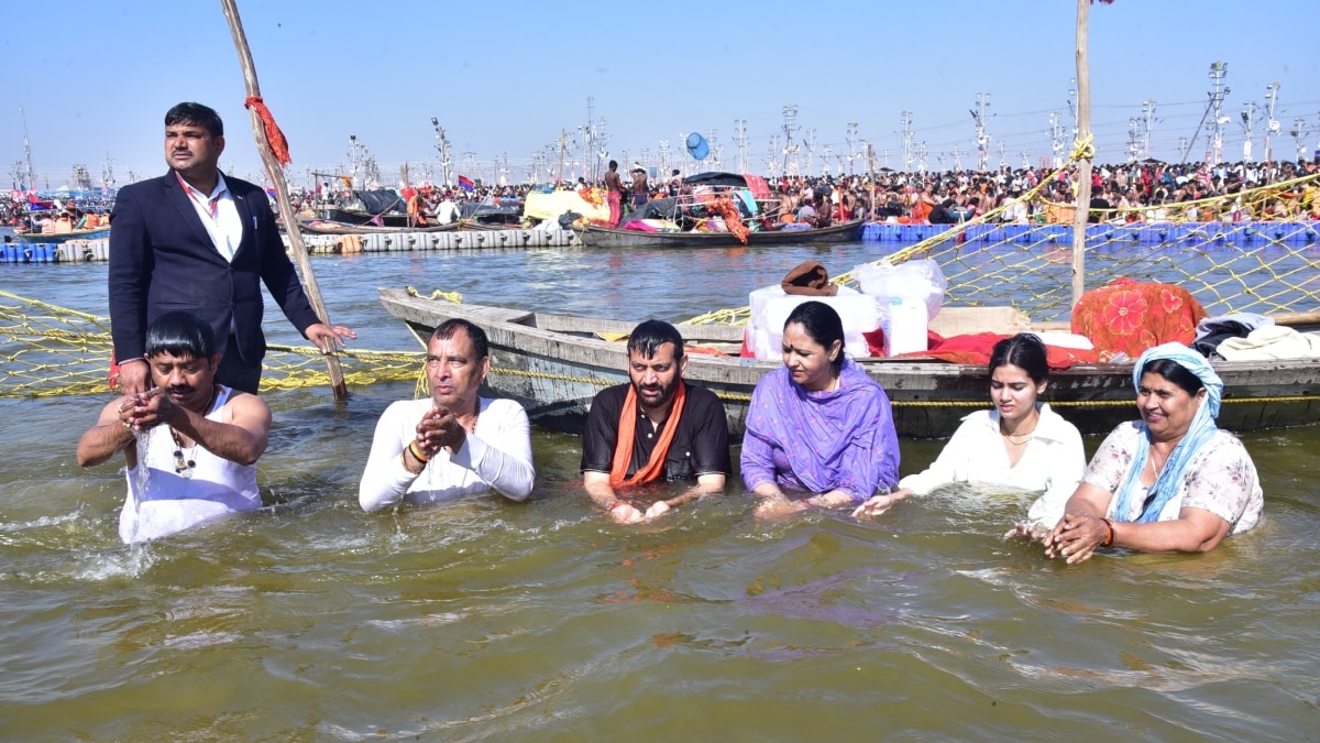 हरियाणा: CM नायब सिंह सैनी परिवार संग पहुंचे महाकुंभ, व्यवस्था के लिए योगी सरकार को सराहा