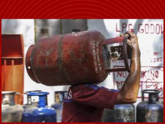 એટલે કે, જો આપણે આખા સિલિન્ડર વિશે વાત કરીએ, તો તેનું વજન 29 થી 30 કિગ્રા છે. આ જાણવા માટે, જ્યારે તમે સિલિન્ડર લાવો છો, ત્યારે તપાસો કે તેના પર Tare Weight (TW) લખેલું છે. TW ની આગળ 14.2kg લખવામાં આવશે.