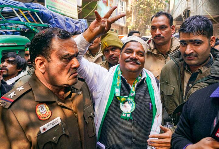 मुस्तफाबाद सीट से आम आदमी पार्टी, बीजेपी, कांग्रेस के साथ-साथ एआईएमआईएम भी चुनाव मैदान में है. आप से आदिल अहमद खान, बीजेपी से मोहन सिंह बिष्ट, कांग्रेस से अली मेहंदी और AIMIM के ताहिर हुसैन मैदान में हैं. ताहिर हुसैन दिल्ली दंगों का आरोपी है. मुस्तफाबाद विधानसभा सीट पर इस बार 69 फीसदी मतदान हुआ. साल 2020 में यहां 70.71 फीसदी वोटिंग दर्ज की गई थी.(फाइल फोटो)