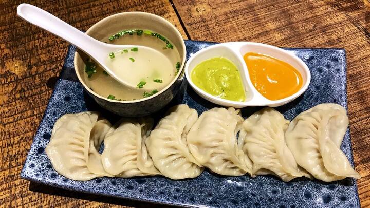 তবে স্বাস্থ্যকর উপায় বানানো মানেই বেশি পরিমাণ খেয়ে ফেলা নয়। মাঝারি সাইজের মোমো খাওয়া যেতে পারে ৪ থেকে ৫টা। পেট ভরাতে সঙ্গে খেতে পারে ক্লিয়ার স্যুপ অথবা স্যালাড।