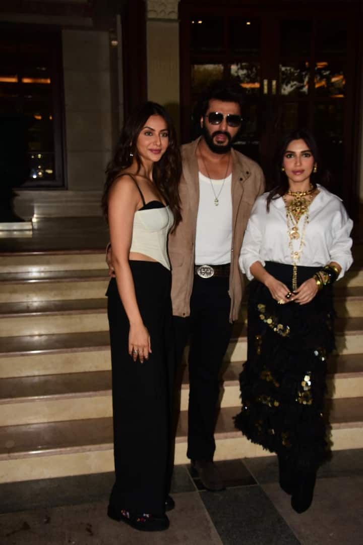 The actors went in for stylish black and white outfits and looked glamorous.