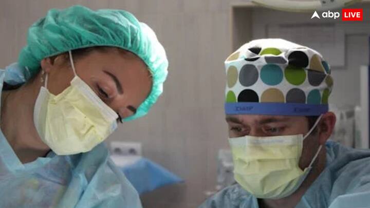 आसान भाषा में कहें तो मरीज़ को कार्डियक अरेस्ट या रेस्पिरेटरी अरेस्ट का सामना करता है, तो कोड ब्लू कहा जाता है. जब भी कोड ब्लू कहा जाता है, तो एडवांस्ड कार्डियक लाइफ़ सपोर्ट में प्रशिक्षित डॉक्टरों और नर्सों समेत एक विशेष टीम तुरंत प्रतिक्रिया देती है.