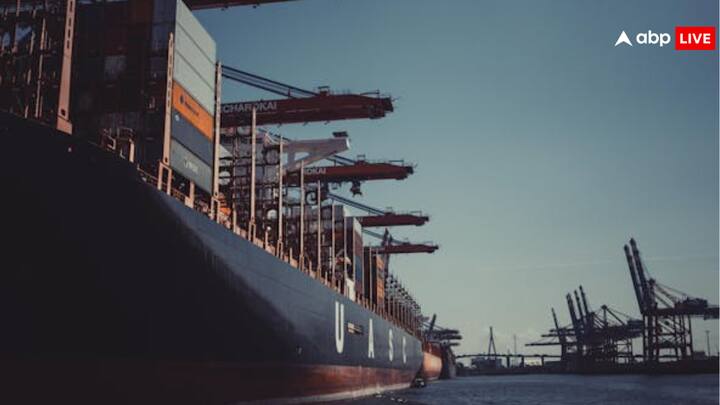 इसके अलावा जहाज को धीमा करने के लिए एक कारगर तरीका जहाजों में रिवर्स गियर में डाला जाता है. जिससे चलता हुआ जहाज पीछे की ओर जाने की कोशिश करता है और उसकी रफ्तार धीमी होती जाती है.