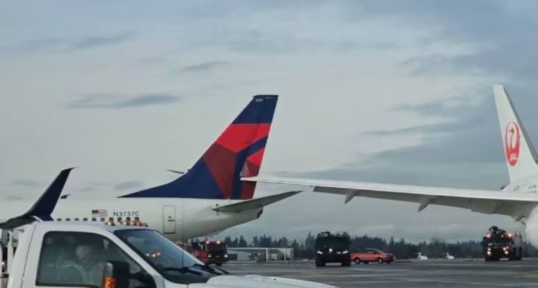 Trending Video Viral News a Boeing Planes After Collision At Seattle Airport In US Goes Viral Video: અમેરિકામાં બે વિમાનોની જોરદાર ટક્કર, એરપોર્ટ પર સામસામે ટકરાતા 327 યાત્રીઓના જીવ મુકાયા જોખમમાં