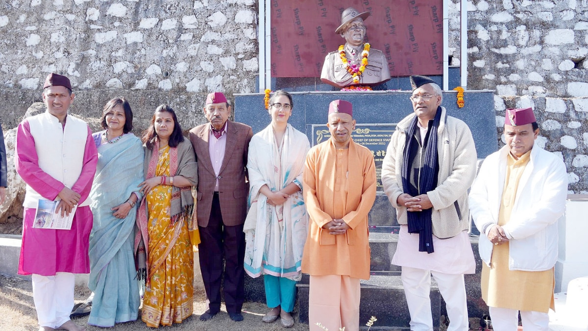 3 दिवसीय दौरे पर उत्तराखंड पहुंचे CM योगी, मंदिर में की पूजा अर्चना, रुद्राक्ष के पेड़ भी लगाए