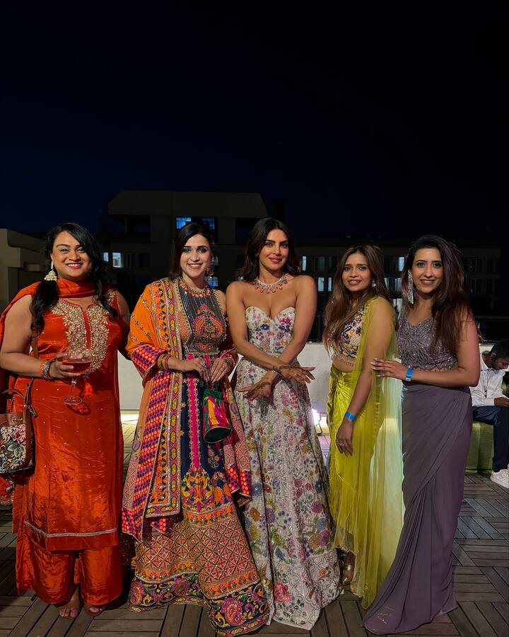 प्रियंका चोपड़ा एक फोटो में अपनी कजिन सिस्टर्स के मस्ती करती भी दिखी. इसमें मन्नारा चोपड़ा भी एक्ट्रेस के साथ नजर आई.