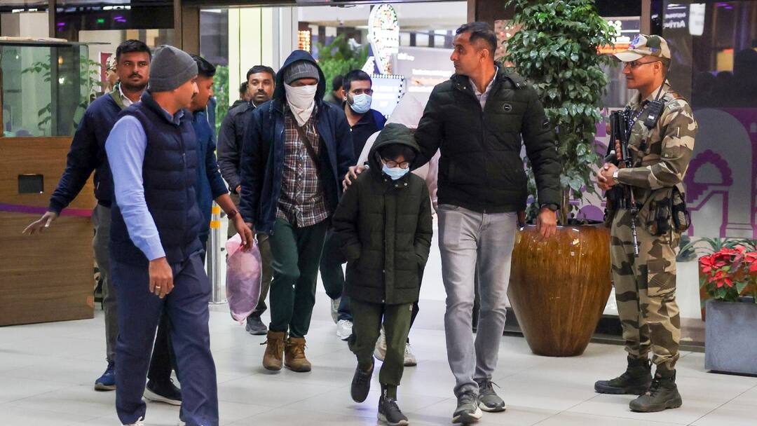 US Deportation Row, Sikh Deportees Seen Without Turbans in Viral Amritsar Airport Video પાઘડી વિના દેશનિકાલ: શીખ યુવાનો સાથે અપમાનજનક વર્તન, SGPC લાલઘૂમ, અમેરિકાને આપી ચેતવણી