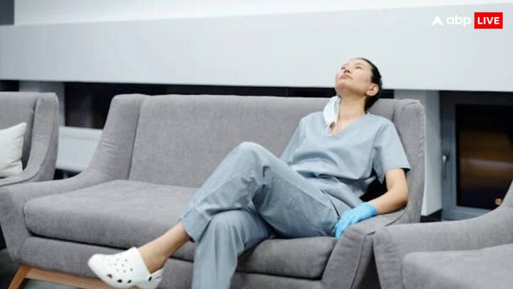 कोड ब्लू चिल्लाने का मतलब ये होता है कि अस्पताल में मौजूद सभी संबंधित स्वास्थ्यकर्मी जल्दी से प्रतिक्रिया दें. उस वक्त मरीज को आवश्यक जीवन रक्षक सहायता प्रदान करना होता है. इसमें डॉक्टर, नर्स, और अन्य चिकित्सा कर्मचारी शामिल होते हैं, जो मरीज की जान बचाने के लिए तुरंत एक्शन लेते हैं.