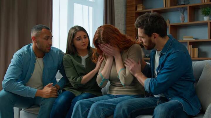 দুঃসময়ে নিজের লোককেই পাশে পাওয়া যায়। তাই পরিবার-পরিজনদের আগলে রাখি আমরা। কিন্তু কখনও কখনও পরিবারকে নিয়েই হিমশিম খাই আমরা।