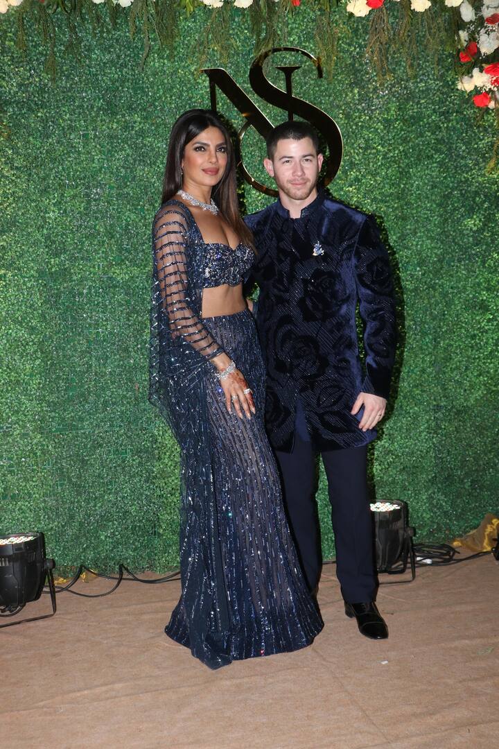 प्रियंका चोपड़ा और निक जोनस की ये तस्वीरें मुंबई की हैं. जहां एक्ट्रेस के भाई के ग्रैंड संगीत पार्टी रखी गई.