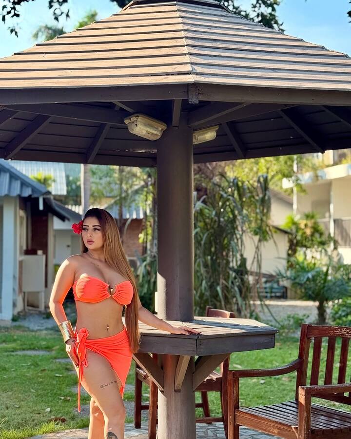 OTT પ્લેટફોર્મ પર બોલ્ડ કન્ટેન્ટની સાથે આ અભિનેત્રી તેના ફેન્સ માટે સોશિયલ મીડિયા પર પણ ખૂબ જ એક્ટિવ છે. તો બીજી તરફ, ઉલ્લુ એપની સિરીઝમાં જોવા મળેલી અભિનેત્રી અંકિતા દવે આ દિવસોમાં સોશિયલ મીડિયા પર ઘણી હેડલાઇન્સ બનાવી રહી છે.