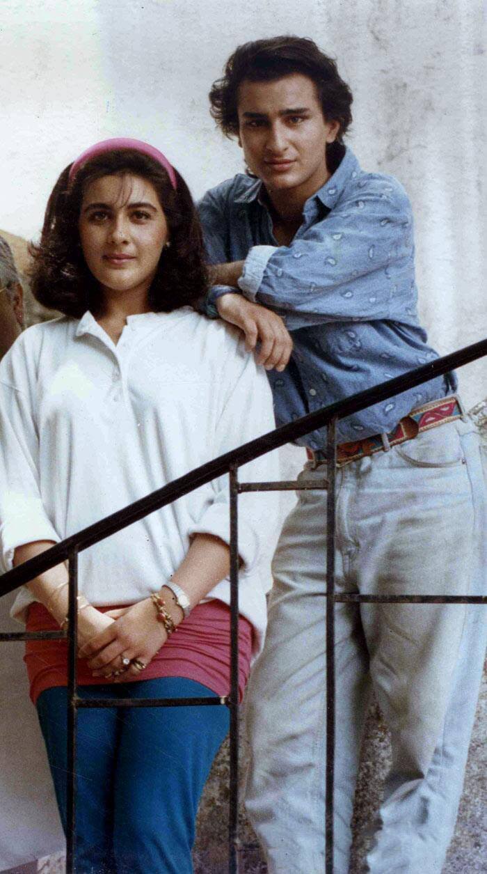 इसके बाद फिल्म ‘बेखुदी’ के सेट पर अमृता सिंह की मुलाकात पटौदी के छोटे नवाब सैफ अली खान से हुई. पहली ही मुलाकात में दोनों एक-दूजे को दिल दे बैठे थे. फिर दोनों रिलेशनशिप में भी आ गए. हालांकि उस वक्त सैफ अली खान इंडस्ट्री में अपना नाम बनाने के लिए स्ट्रगल कर रहे थे. बावजूद इसके अमृता उनपर दिल हार बैठी थी. फिर दोनों ने साल 1991 में शादी भी कर ली.