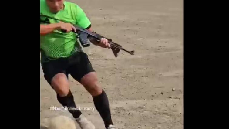 Manipur Men With Assault Rifles Play Football, Video Goes Viral கால்பந்தாட்டத்தின்போது கையில் துப்பாக்கி – காரணம் என்ன? வீடியோ வைரல்