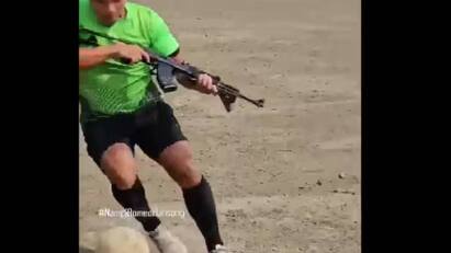 Manipur Men With Assault Rifles Play Football, Video Goes Viral கால்பந்தாட்டத்தின்போது கையில் துப்பாக்கி – காரணம் என்ன? வீடியோ வைரல்