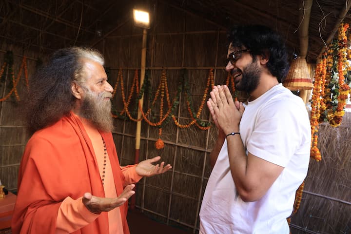 परमार्थ आश्रम के प्रमुख स्वामी चिदानंद के शिविर में जाकर कलाकारों ने उनसे आशीर्वाद लिया.