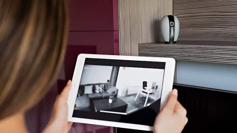 How to find hidden camera in hotel room know tips and tricks Hotel Room में छुपा है कैमरा? एंट्री करने से पहले जरूर करें ये काम