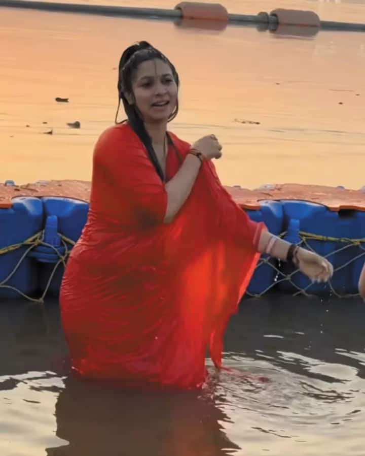 Tanisha wearing a saffron saree and bathed in the confluence. During this time, the actress was seen applying Rudraksha Mala around the neck and tilak on the forehead. Fans are also very fond of these pictures of Tanisha.