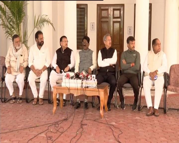 शिवसेना ठाकरे गटाचे 6 खासदार शिवसेना शिंदे गटात प्रवेश करणार असल्याची चर्चा सध्या रंगली आहे.