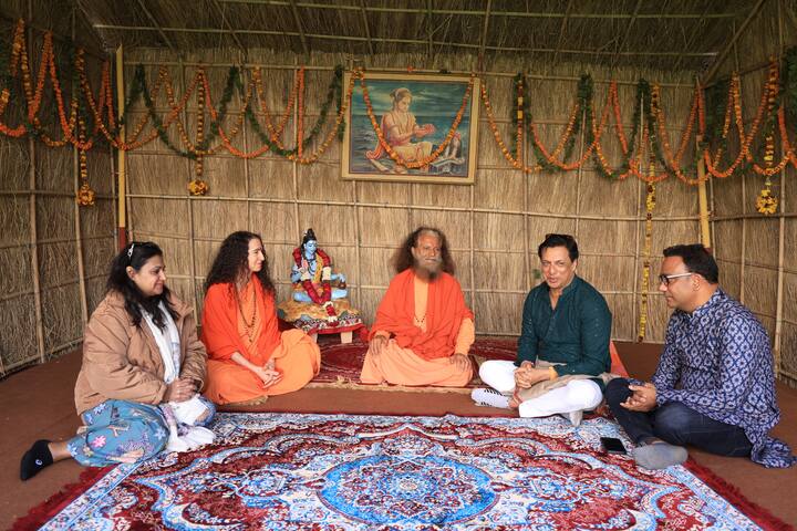 योगाचार्य इरा त्रिवेदी और मेदांता हॉस्पिटल के डायरेक्टर डॉक्टर नरेश त्रेहन ने भी महाकुंभ में लगाई आस्था की डुबकी