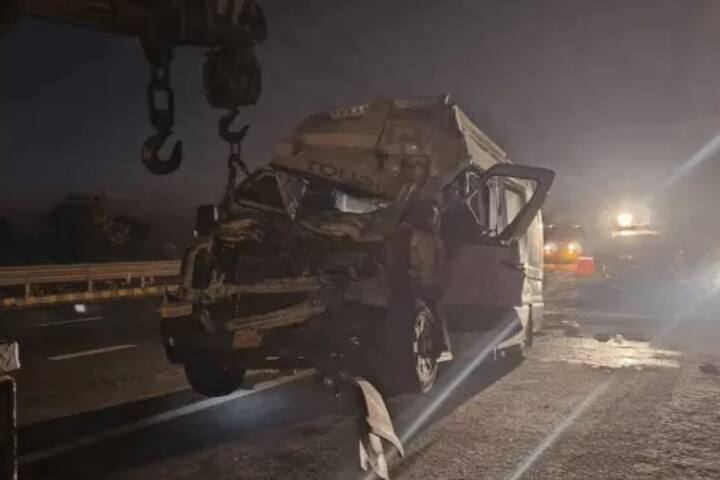 कुंभेळ्याहून परतणाऱ्या भाविकांच्या बसला भीषण अपघात झाला आहे.  यामध्ये 2 जणांचा मृत्यू झाला आहे.