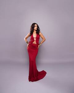 Nisha Guragain: મોડલ નિશા ગુરગેને રેડ બોડીકોનમાં બતાવ્યું હોટ ફિગર, જુઓ વાયરલ તસવીરો