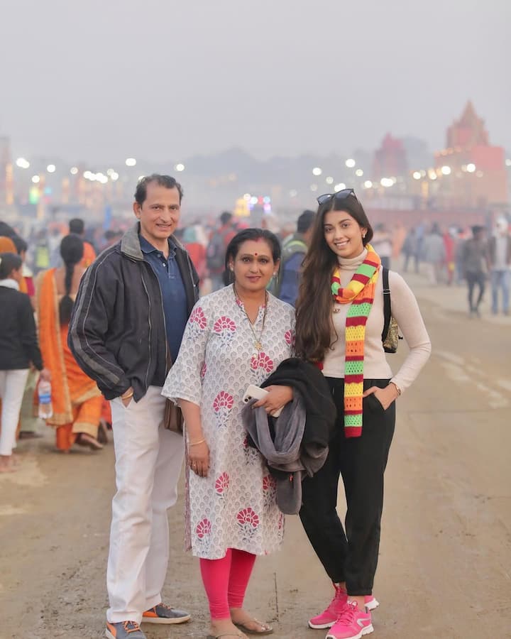 Digangana arrived at Mahakumbh with her parents. Many pictures of this trip have been shared by the actress on her Instagram account.