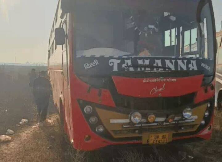 प्रयागराज येथील महाकुंभ मेळ्यातून भाविकांना घेऊन हरियाणा राज्यातील बल्लभगड येथे परतणाऱ्या पर्यटक बसने यमुना एक्सप्रेस वेवर रस्त्याच्या कडेला उभ्या असलेल्या प्रवाशांनी भरलेल्या डबलडेकर बसला मागून धडक दिली.