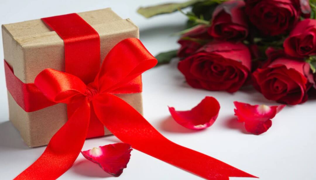 Give this gift to your partner on Rose Day the first day of Valentine's week will be wonderful! Rose Day ‘ਤੇ ਪਾਰਟਨਰ ਨੂੰ ਦਿਓ ਇਹ ਤੋਹਫਾ, Valentine ਹਫਤੇ ਦਾ ਪਹਿਲਾ ਦਿਨ ਬਣ ਜਾਵੇਗਾ ਸ਼ਾਨਦਰ !