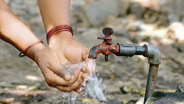 जीबीएस रोग म्हणजे काय?- गुलेन बॅरी सिंड्रोम (Guillain Barre Syndrome) ही एक दुर्मिळ स्थिती आहे ज्यामुळे अचानक बधीरपणा आणि स्नायू कमकुवत होतात, ज्याच्या लक्षणांमध्ये हातपाय गंभीर कमजोरी, अतिसार इ. डॉक्टरांच्या मते, जीवाणू आणि विषाणूजन्य संसर्ग सामान्यत: जीबीएसला कारणीभूत ठरतात कारण ते रुग्णांची प्रतिकारशक्ती कमकुवत करतात आणि सध्याच्या परिस्थितीत, हा रोग दूषित पाण्यामुळे सुरू झाल्याचा संशय आहे.