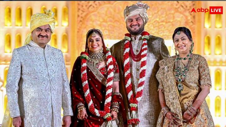 Jeet AdaniWedding: जीत और दीवा शादी के बंधन में बंध गए हैं. जीत गोल्डन कलर की शेरवानी और दीवा ऑफ व्हाइट लहंगे और रेड वेलवेट चोली और दुपट्टे में नजर आ रही हैं. उन्होंने हेवी ज्वेलरी कैरी किया हुआ है.