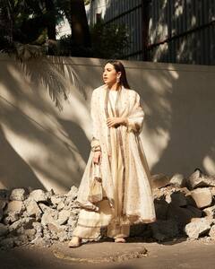 PHOTO: करिश्मा कपूर स्टाईलच्या बाबतीत आजच्या अभिनेत्रींना टक्कर देते; पाहा नवे फोटो!