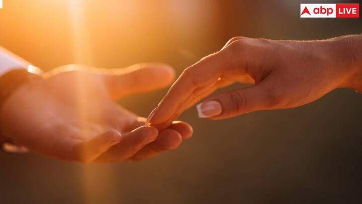 हर साल 11 फरवरी को प्रॉमिस डे मनाया जाता है. इस दिन कपल्स अपने रिश्ते को मजबूत बनाने के लिए एक-दूसरे से वादे करते हैं. प्रॉमिस डे की शुरुआत कैसे हुई. यह आज तक पता नहीं चल पाया है.लेकिन कपल्स के लिए इसका बहुत महत्व है.