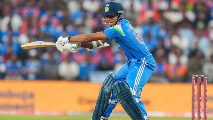 यशस्वी जयसवाल टीम इंडिया के लिए टी20 और टेस्ट फॉर्मेट में कमाल का प्रदर्शन कर चुके हैं. लेकिन वनडे में अभी तक कुछ खास नहीं कर पाए हैं. यशस्वी ने इंग्लैंड के खिलाफ डेब्यू मैच खेला.