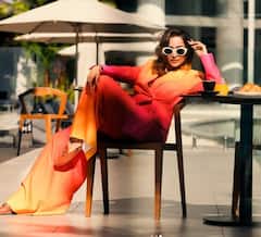 51 वर्षीय अभिनेत्रीच्या कर्व्ही फिगरने चाहते घायाळ, रेड हॉट ड्रेसमध्ये एकच कहर