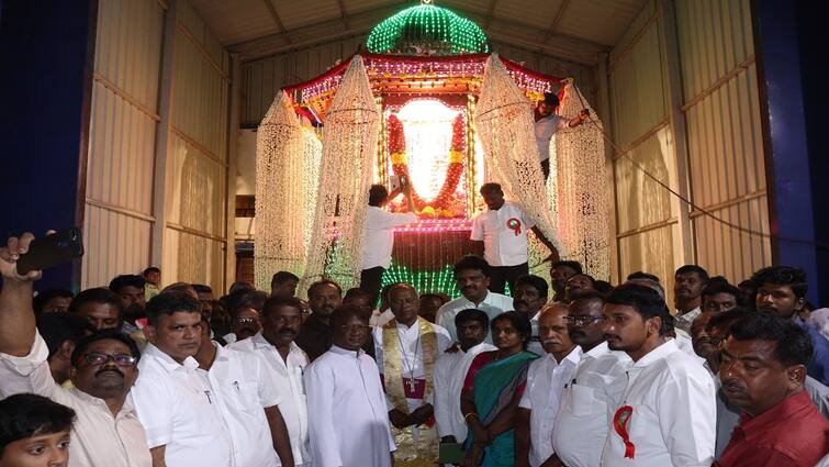 Thiruther Bhavani of the Child Jesus Church lit up by electric lamps in Thanjavur தஞ்சையில் மின்விளக்குகளால் ஜொலித்த குழந்தை இயேசு ஆலய திருத்தேர் பவனி